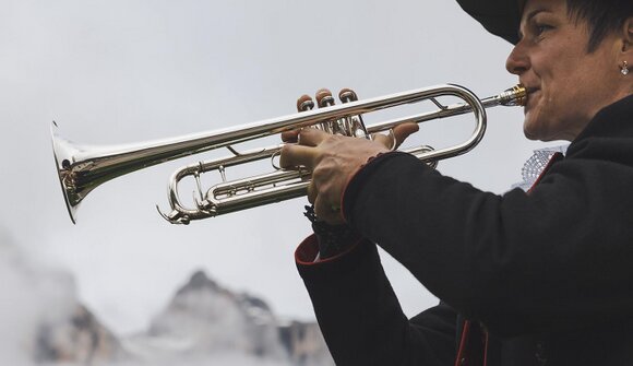 Singend und spielend in den Hütten