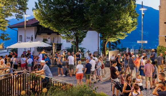 Tyrolean Sunset – Night-time shopping